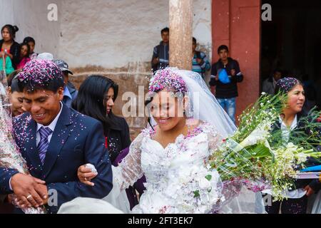 Lächelnde Quechua Braut und Bräutigam bei einer traditionellen lokalen Hochzeit, Chinchero, einem rustikalen Andendorf im Heiligen Tal, Urubamba, Cusco Region, Peru Stockfoto