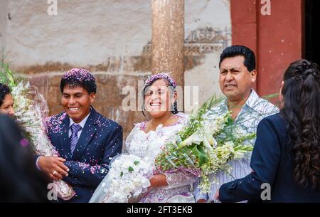 Lächelnde Quechua Braut und Bräutigam bei einer traditionellen lokalen Hochzeit, Chinchero, einem rustikalen Andendorf im Heiligen Tal, Urubamba, Cusco Region, Peru Stockfoto