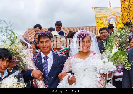 Lächelnde Quechua Braut und Bräutigam bei einer traditionellen lokalen Hochzeit, Chinchero, einem rustikalen Andendorf im Heiligen Tal, Urubamba, Cusco Region, Peru Stockfoto