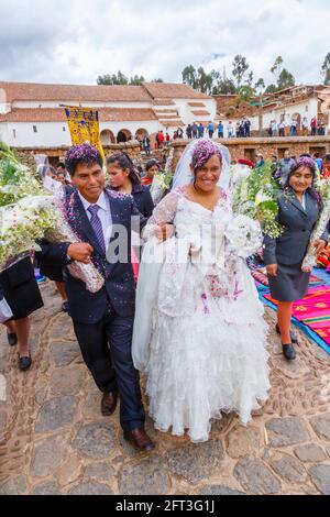 Lächelnde Quechua Braut und Bräutigam bei einer traditionellen lokalen Hochzeit, Chinchero, einem rustikalen Andendorf im Heiligen Tal, Urubamba, Cusco Region, Peru Stockfoto