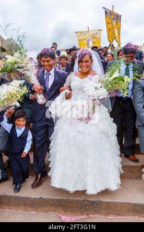 Lächelnde Braut und Bräutigam bei einer traditionellen lokalen Hochzeit, Chinchero, einem rustikalen Andendorf im Heiligen Tal, Provinz Urubamba, Region Cusco, Peru Stockfoto
