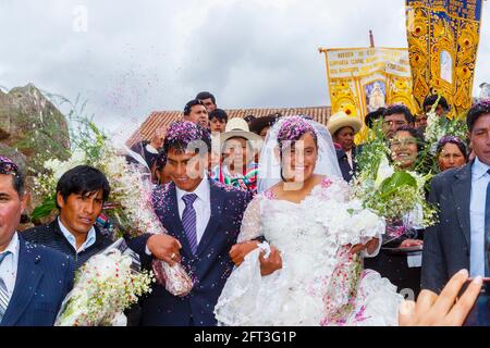 Lächelnde Quechua Braut und Bräutigam bei einer traditionellen lokalen Hochzeit, Chinchero, einem rustikalen Andendorf im Heiligen Tal, Urubamba, Cusco Region, Peru Stockfoto