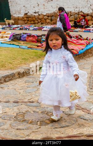 Süße junge Quechua Brautjungfer in einem Rüschen weißen Kleid bei einer Hochzeit in Chinchero, einem rustikalen Dorf im Heiligen Tal, Urubamba, Cusco Region, Peru Stockfoto