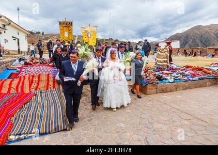 Traditionelle Hochzeit auf dem Textilmarkt von Chinchero, einem rustikalen Andendorf im Heiligen Tal, Provinz Urubamba, Region Cusco, Peru Stockfoto