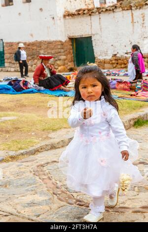 Süße junge Quechua Brautjungfer in einem Rüschen weißen Kleid bei einer Hochzeit in Chinchero, einem rustikalen Dorf im Heiligen Tal, Urubamba, Cusco Region, Peru Stockfoto