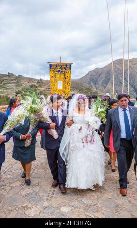 Lächelnde Quechua Braut und Bräutigam bei einer traditionellen lokalen Hochzeit, Chinchero, einem rustikalen Andendorf im Heiligen Tal, Urubamba, Cusco Region, Peru Stockfoto