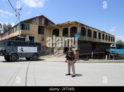 Srinagar, Indien. Mai 2021. Ein indischer Polizist, der während einer Ausgangssperre eine Straße bewacht, die zum Attentatsjubiläum zweier wichtiger Separatistenführer verhängt wurde. (Foto von Mohammad Abu Bakar/Pacific Press) Quelle: Pacific Press Media Production Corp./Alamy Live News Stockfoto