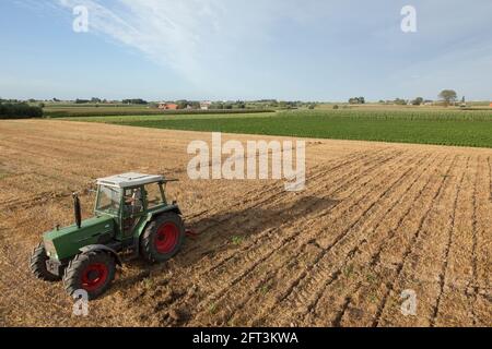 Vogelperspektive eines Traktors, der ein Feld pflügt Stockfoto