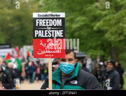 London, Großbritannien. Mai 2021. Palästinenser protestieren mit Plakat auf der Save Sheikh Jarrah Kundgebung für ein freies Palästina und fordern die britische Regierung auf, sofort Maßnahmen zu ergreifen und Israel nicht mehr ungestraft zu erlauben. Stockfoto