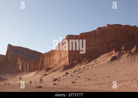 Ein erhöhter Blick bei Sonnenuntergang auf die erstaunliche Wüstenlandschaft in der Nähe von San Pedro De Atacama, Chile. Stockfoto