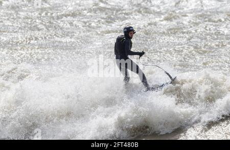 Eastbourne, East Sussex, Großbritannien. Mai 2021. Windsurfer nutzen die starken Winde und Wellen, die durch eine tiefe Depression in den Westen Großbritanniens gebracht werden. Kredit: Newspics UK South/Alamy Live Nachrichten Stockfoto