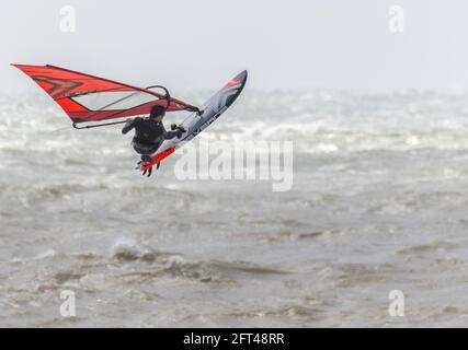 Eastbourne, East Sussex, Großbritannien. Mai 2021. Windsurfer nutzen die starken Winde und Wellen, die durch eine tiefe Depression in den Westen Großbritanniens gebracht werden. Kredit: Newspics UK South/Alamy Live Nachrichten Stockfoto