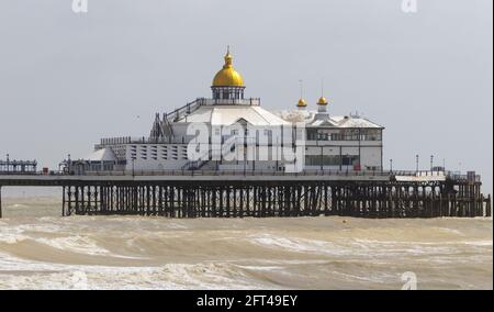 Eastbourne, East Sussex, Großbritannien. Mai 2021. Eastbourne wird von starken Winden und Wellen, die durch eine tiefe Depression im Westen Großbritanniens herbeigeführt wurden, geschlagen. Kredit: Newspics UK South/Alamy Live Nachrichten Stockfoto