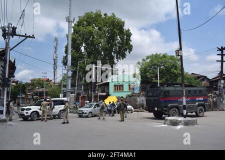 Srinagar, Indien. Mai 2021. Am Freitag wurden die Beschränkungen in und um Srinagar verschärft. Sicherheitskräfte werden eingesetzt, um zu verhindern, dass eine Versammlung von separatistischen Gruppen anlässlich des Todestags von Mirwaiz Mohammad Farooq (Vorsitzender des All Jammu and Kashmir Awami Action Committee) und Abdul Gani Lone (Rechtsanwalt, Politiker und Separatistenführer in Kaschmir) zusammenkommt. Kredit: Majority World CIC/Alamy Live Nachrichten Stockfoto