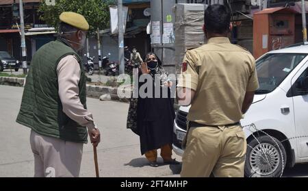 Srinagar, Indien. Mai 2021. Am Freitag wurden die Beschränkungen in und um Srinagar verschärft. Sicherheitskräfte werden eingesetzt, um zu verhindern, dass eine Versammlung von separatistischen Gruppen anlässlich des Todestags von Mirwaiz Mohammad Farooq (Vorsitzender des All Jammu and Kashmir Awami Action Committee) und Abdul Gani Lone (Rechtsanwalt, Politiker und Separatistenführer in Kaschmir) zusammenkommt. Kredit: Majority World CIC/Alamy Live Nachrichten Stockfoto