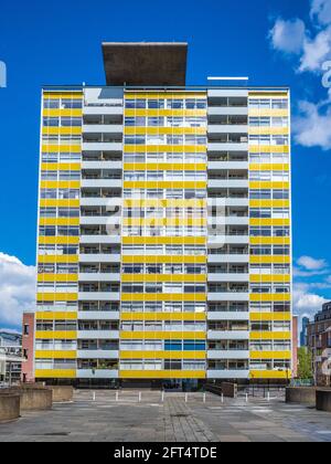 Great Arthur House auf dem Golden Lane Estate in der City of London. Ein 16-geschossiger Wohnblock wurde 1956 fertiggestellt. Architekten Chamberlin, Powell und Bon. Stockfoto