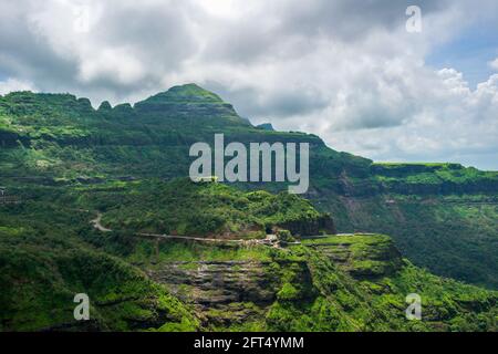 Wunderschöne Hügel und Täler, wie man sie bei Malshej Ghat in Maharashtra, Indien, sieht Stockfoto