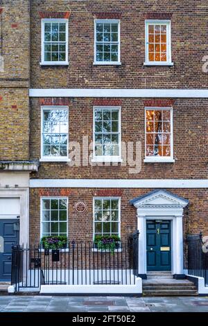 Benjamin Disraeli Geburtsort 1804. LCC-Plakette für Benjamin Disraeli, Earl of Beaconsfield (1804-1881), geboren am 22. Theobalds Rd, Holborn, London. Stockfoto