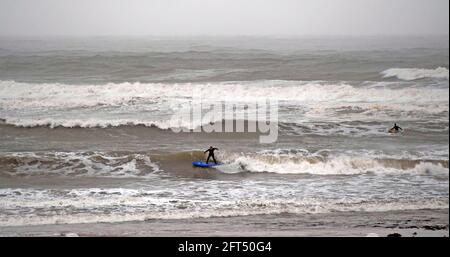 Swansea, Großbritannien. Mai 2021. Surfer nutzen die Sturmflut in der Langland Bay in der Nähe von Swansea heute während des unsaisonalen Maiwetters. Quelle: Phil Rees/Alamy Live News Stockfoto