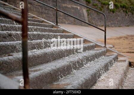 Swansea, Großbritannien. Mai 2021. Das Regenwasser stürzt heute während des unsaisonalen Maiwetters die Stufen zum Strand in der Langland Bay in der Nähe von Swansea hinunter. Quelle: Phil Rees/Alamy Live News Stockfoto