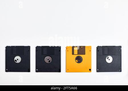Mehrere Disketten in verschiedenen Farben auf weißem Hintergrund, Technologien der Vergangenheit. Stockfoto