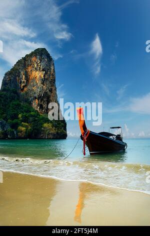 Blick auf die Kalksteininsel und das Langboot in Phang nga Bay in thailand Stockfoto