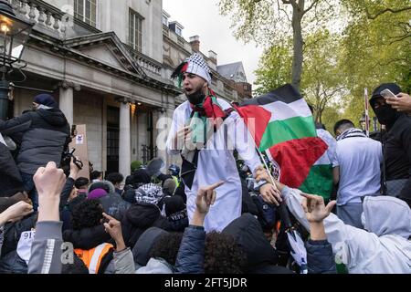 Ein Protestler schreit über eine Menschenmenge vor der israelischen Botschaft: Protest „Freie Palästina“, London, 15. Mai 2021 Stockfoto