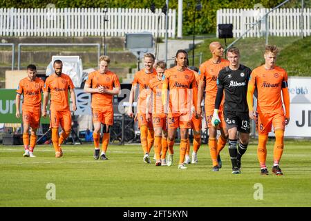 Lyngby, Dänemark. Mai 2021. Die Spieler von Odense Boldklub treten beim 3F Superliga-Spiel zwischen Lyngby Boldklub und Odense Boldklub im Lyngby Stadium in das Spielfeld ein. (Foto: Gonzales Photo/Alamy Live News Stockfoto