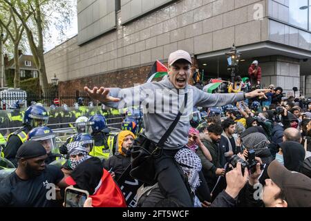 Ein Protestler schreit über eine Menschenmenge vor der israelischen Botschaft: Protest „Freie Palästina“, London, 15. Mai 2021 Stockfoto