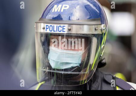 Kopfschuss eines Polizeibeamten in Sturzhelm und Gesichtsmaske, Protest „Free Palestine“, London, 15. Mai 2021 Stockfoto