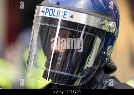 Kopfschuss eines schwarzen Polizeibeamten in Sturzhelm und Gesichtsmaske, Protest „Free Palestine“, London, 15. Mai 2021 Stockfoto