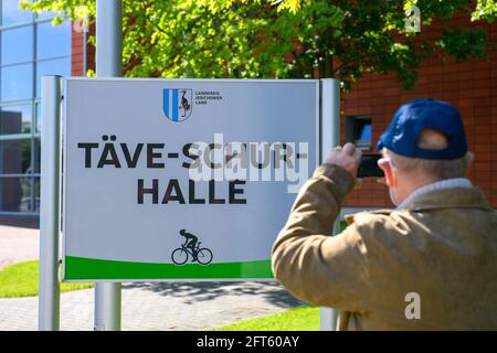 Burg, Deutschland. Mai 2021. Auf einem Schild vor der Sporthalle der Conrad Tack Schule steht die Täve-Schur-Halle. Die Halle wurde heute Morgen nach dem DDR-Radfahrer Gustav-Adolf 'Täve' Schur benannt. Mit der Benennung der größten Sporthalle im Jerichower Land sollte das Radsportidol für seine sportlichen Leistungen geehrt werden. Quelle: Klaus-Dietmar Gabbert/dpa-Zentralbild/ZB/dpa/Alamy Live News Stockfoto