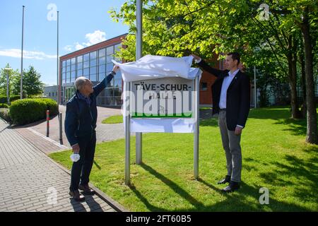 Burg, Deutschland. Mai 2021. Radlegende Gustav-Adolf 'Täve' Schur (l.) und Steffen Burchhardt (r, SPD), Landrat des Jerichower Landes, enthüllen vor der Sporthalle der Conrad Tack Schule ein Schild mit der Aufschrift 'Täve-Schur-Halle'. Die Halle war am Morgen nach dem Radfahrer benannt. Mit der Namensgebung der größten Sporthalle im Jerichower Land sollte das Radsportidol für seine sportlichen Leistungen geehrt werden. Quelle: Klaus-Dietmar Gabbert/dpa-Zentralbild/ZB/dpa/Alamy Live News Stockfoto