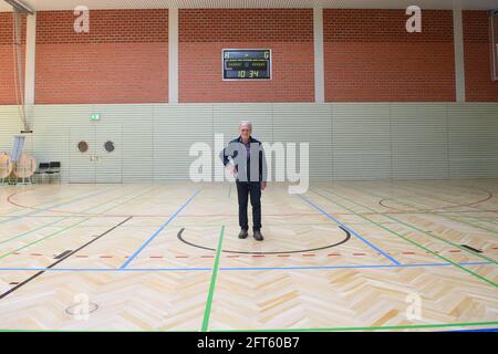 Burg, Deutschland. Mai 2021. In der Sporthalle der Conrad Tack Schule steht die Radlegende Gustav-Adolf „Täve“ Schur. Die Halle wurde am Morgen nach dem Radfahrer benannt. Mit der Namensgebung der größten Sporthalle im Jerichower Land sollte das Radsportidol für seine sportlichen Leistungen geehrt werden. Quelle: Klaus-Dietmar Gabbert/dpa-Zentralbild/ZB/dpa/Alamy Live News Stockfoto