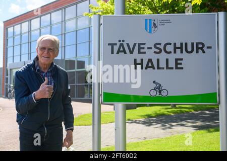 Burg, Deutschland. Mai 2021. Vor der Sporthalle der Conrad Tack Schule kann die Radlegende Gustav-Adolf 'Täve' Schur neben dem Schild 'Täve-Schur-Halle' gelesen werden. Die Halle war am Morgen nach dem Radfahrer benannt. Mit der Benennung der größten Sporthalle im Jerichower Land sollte das Radsportidol für seine sportlichen Leistungen geehrt werden. Quelle: Klaus-Dietmar Gabbert/dpa-Zentralbild/ZB/dpa/Alamy Live News Stockfoto