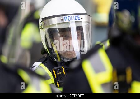 Kopfschuss eines Polizeibeamten in Sturzhelm und Gesichtsmaske, Protest „Free Palestine“, London, 15. Mai 2021 Stockfoto