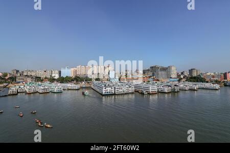 Buriganga River, Dhaka, Bangladesh : der Buriganga River ist immer mit Holzbooten und Passagierfähren überflutt Stockfoto