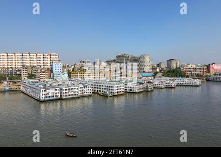 Buriganga River, Dhaka, Bangladesh : der Buriganga River ist immer mit Holzbooten und Passagierfähren überflutt Stockfoto