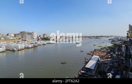 Buriganga River, Dhaka, Bangladesh : der Buriganga River ist immer mit Holzbooten und Passagierfähren überflutt Stockfoto