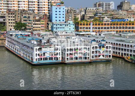 Buriganga River, Dhaka, Bangladesh : der Buriganga River ist immer mit Holzbooten und Passagierfähren überflutt Stockfoto