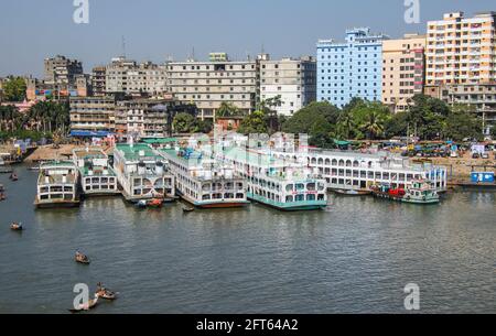 Buriganga River, Dhaka, Bangladesh : der Buriganga River ist immer mit Holzbooten und Passagierfähren überflutt Stockfoto