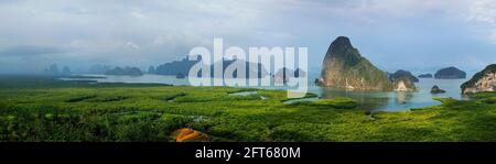 Blick auf die Kalksteininsel in der Phang nga Bucht in thailand Stockfoto