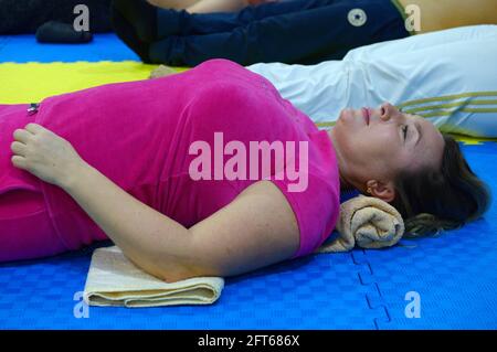 Frau lag auf der Akupunkturmatte, Demonstration. Ausstellung Dacha und Sauna. 15.Mai 2021. Kiew, Ukraine Stockfoto