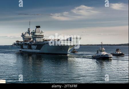 HMS Queen Elizabeth mit F-35B an Deck, die vor der CSG21-Bereitstellung den Hafen von Portsmouth betreten. Stockfoto
