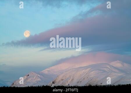 Vollmond über den Bergen, Schottland Stockfoto