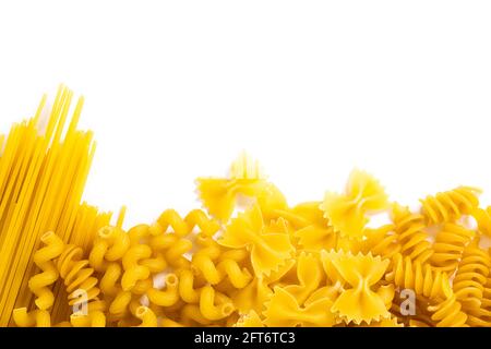 Verschiedene Arten und Formen der italienischen Pasta auf weißem Hintergrund. Draufsicht mit Kopierbereich. Stockfoto