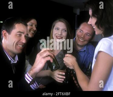 2005 HISTORISCHE KAUKASISCHE BÜROANGESTELLTE AN DER BAR TRINKEN BIER ALLE MODELLE ÜBER 25 JAHRE ALT Stockfoto