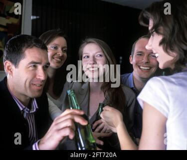 2005 HISTORISCHE KAUKASISCHE BÜROANGESTELLTE AN DER BAR TRINKEN BIER ALLE MODELLE ÜBER 25 JAHRE ALT Stockfoto