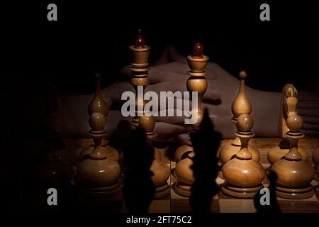 Schach ist ein Brettspiel. Schachfiguren auf dunklem Hintergrund. Stockfoto