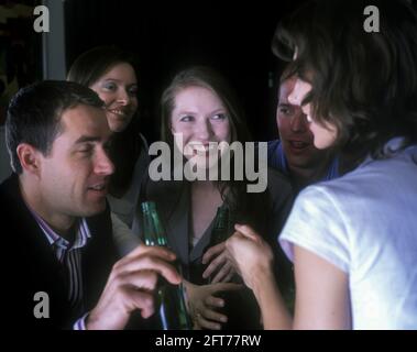 2005 HISTORISCHE KAUKASISCHE BÜROANGESTELLTE AN DER BAR TRINKEN BIER ALLE MODELLE ÜBER 25 JAHRE ALT Stockfoto